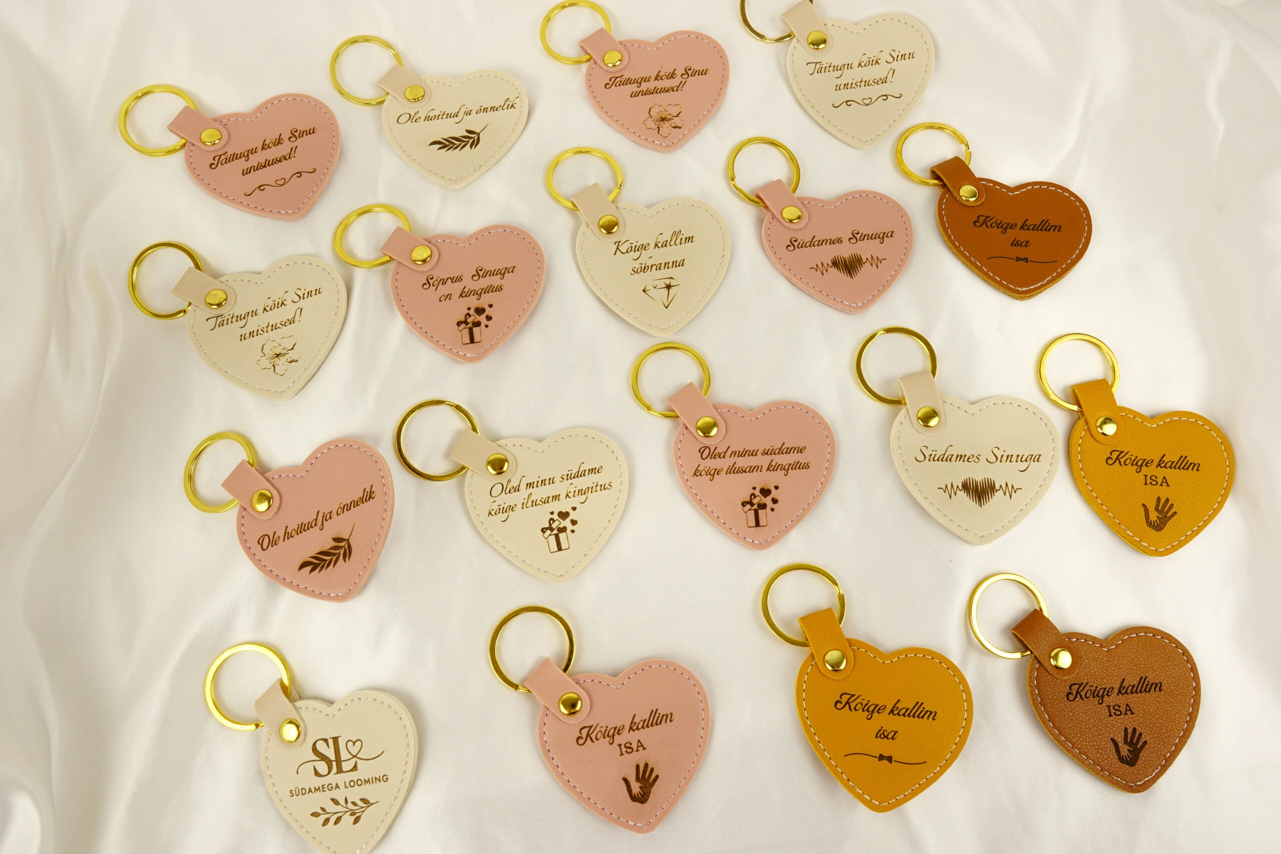 Personaliseeritav kinkekomplekt - Uinuvate roosidega küünal ja võtmehoidja - Image 5