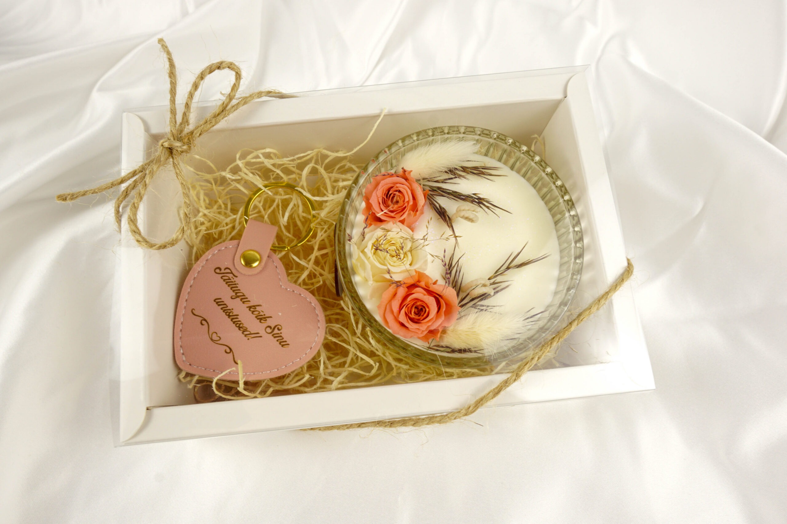 Personaliseeritav kinkekomplekt - Uinuvate roosidega küünal ja võtmehoidja - Image 6