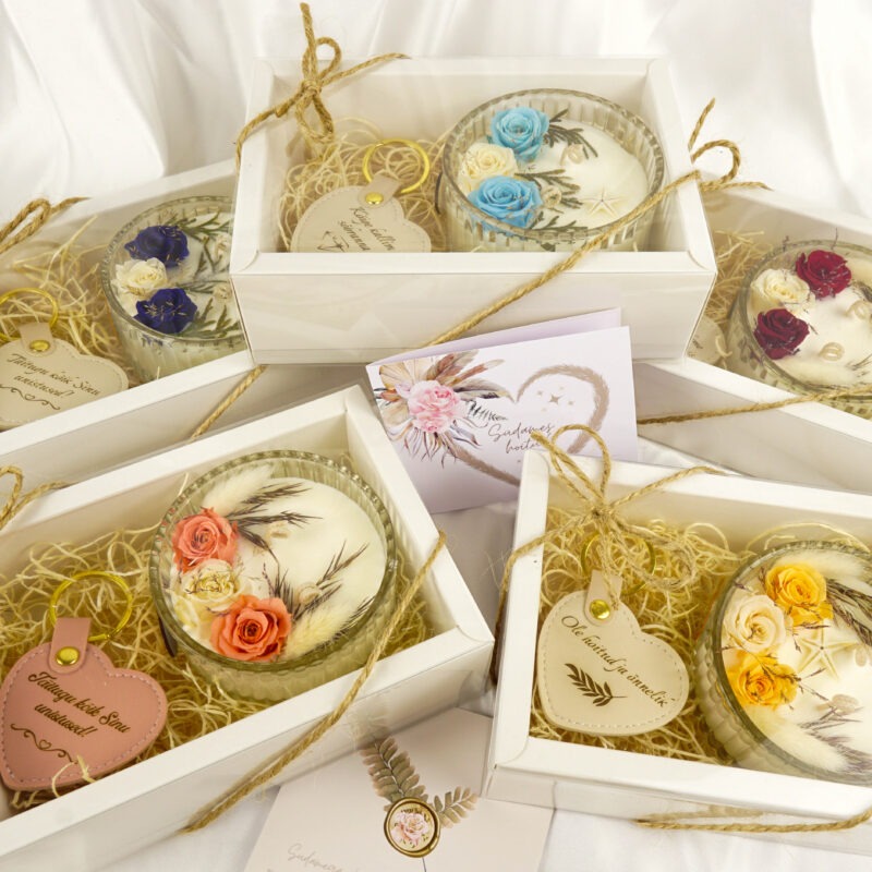 Personaliseeritav kinkekomplekt - Uinuvate roosidega küünal ja võtmehoidja