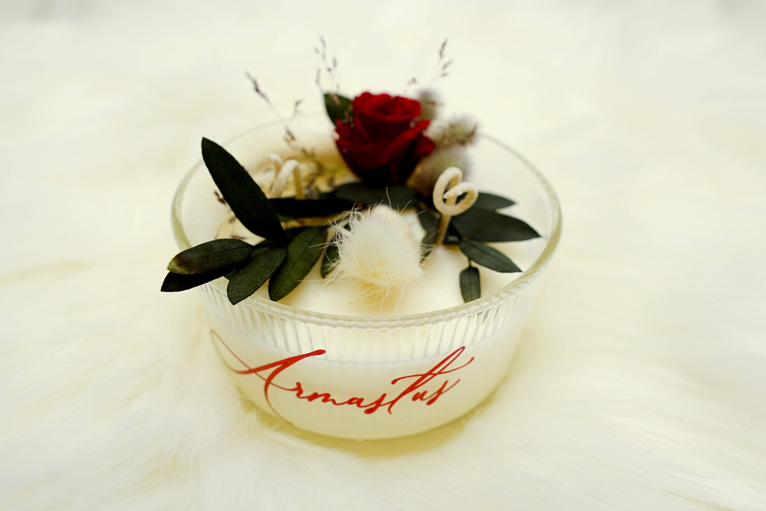 Boho stiilis käsitööküünal uinuvate rooside ja kõrrelistega