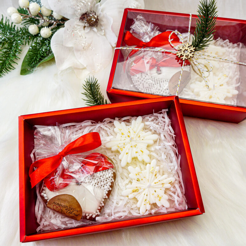 Kinkekomplekt - Kaks lumehelbeküünalt ja käsitööpiparkook