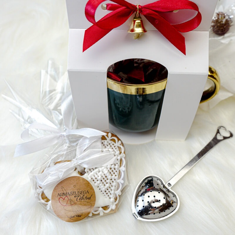 Personaliseeritav kinkekomplekt – Tass, piparkook ja teepuru hoidja